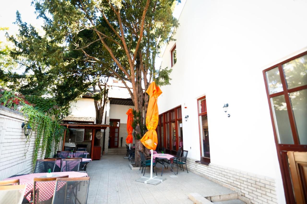 Un Pizzico Di Italiano Etterem Es Panzio Bed & Breakfast Nyiregyhaza Exterior photo